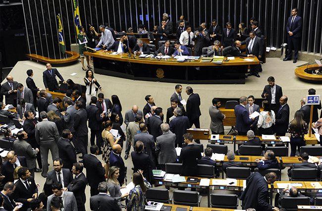 Parlamentares aprovaram aumento do deficit primário de R$ 139 bi para R$ 159 bi em 2017.